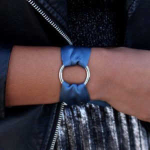 Bracelet bleu noué cercle argenté