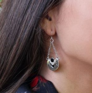 Boucles d'oreilles balanciers argentées & perles noires